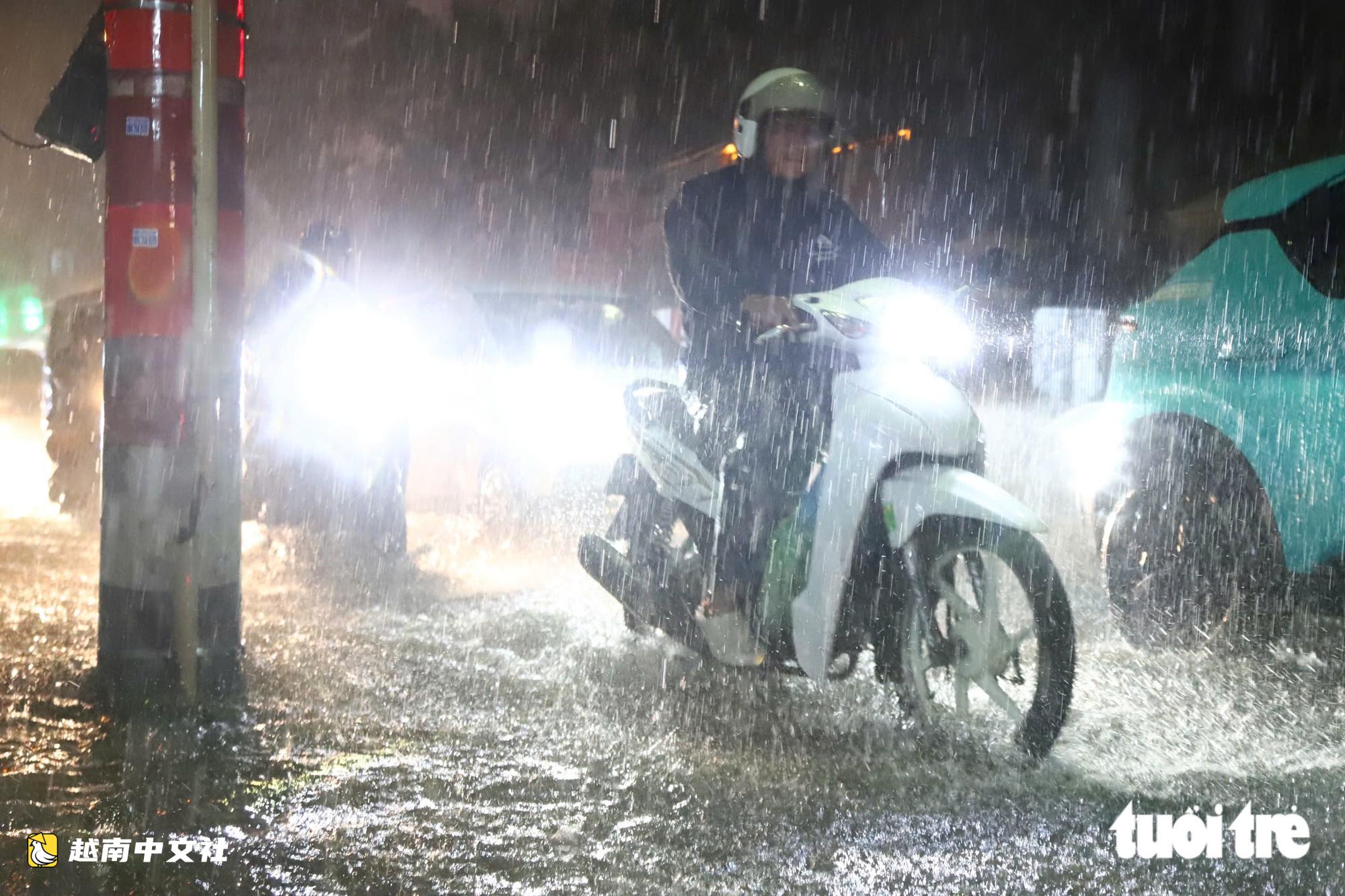 大雨導致胡志明市多條道路嚴重積水,民眾艱難回家