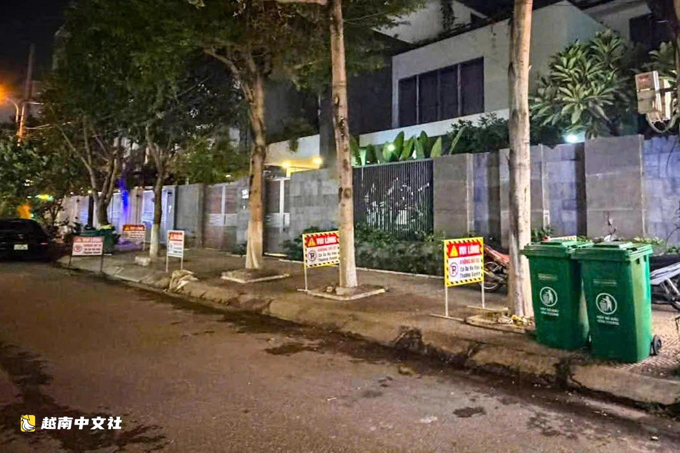 峴港民眾擅自擺放禁停標誌牌,有民宅一口氣擺了5塊禁停牌