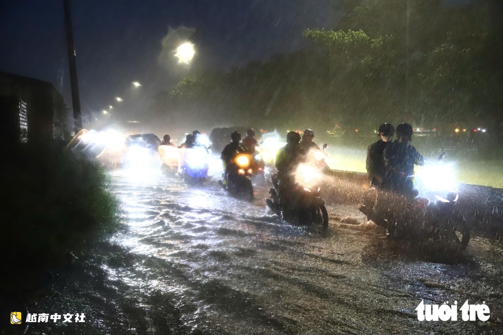 大雨導致胡志明市多條道路嚴重積水,民眾艱難回家