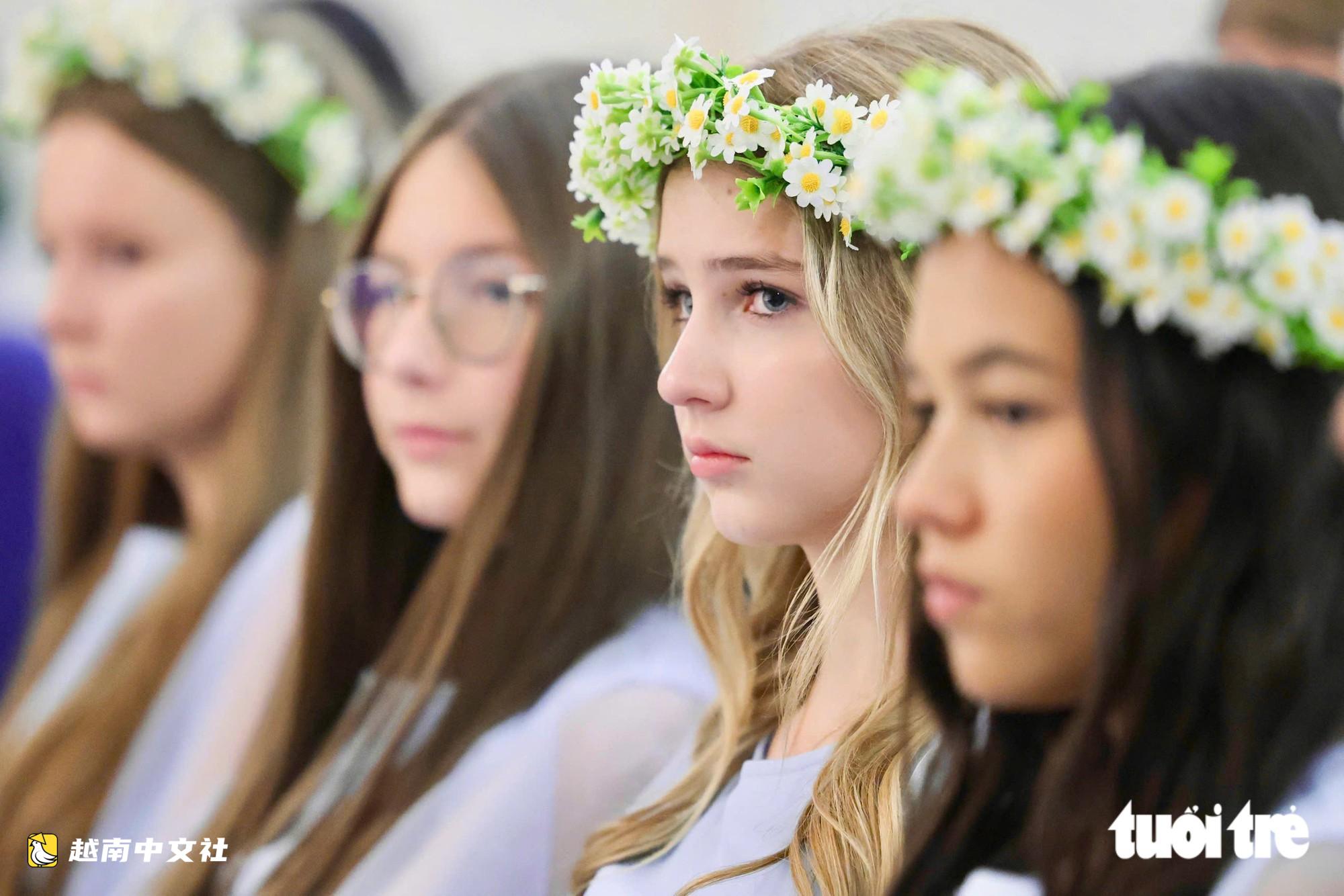 越南國家主席夫人吳芳柳在莫斯科學校聽到越南語“你好”