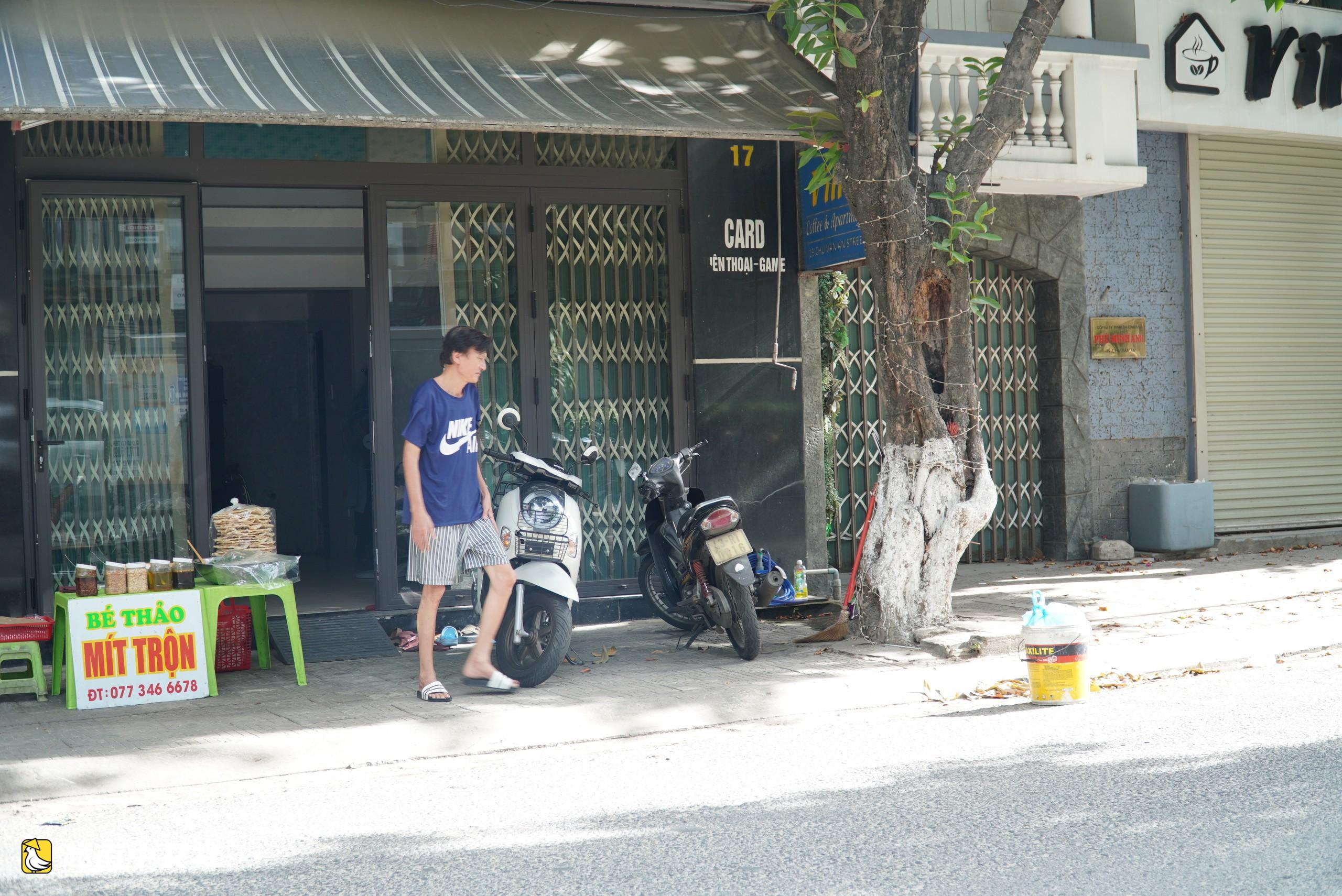 峴港民眾擅自擺放禁停標誌牌,有民宅一口氣擺了5塊禁停牌