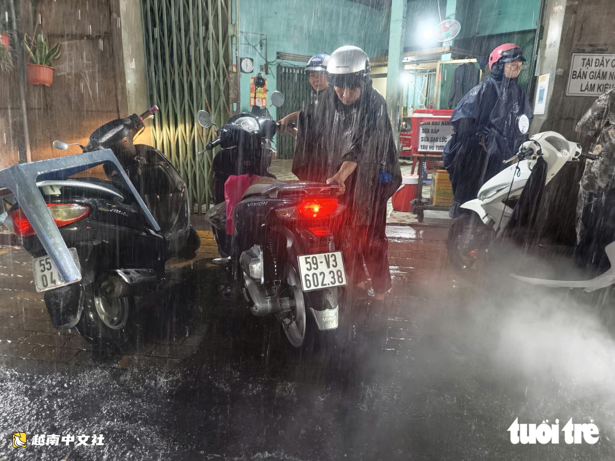 大雨導致胡志明市多條道路嚴重積水,民眾艱難回家