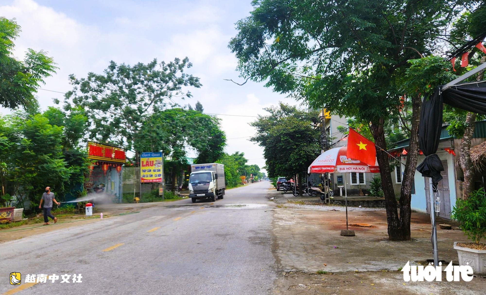 越南清化:路人被大樹壓死 僱人砍樹的家屬稱將賠償