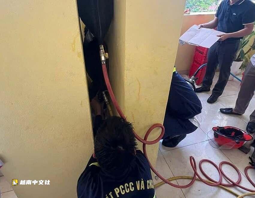 越南一名男學生被卡在學校牆縫中獲救