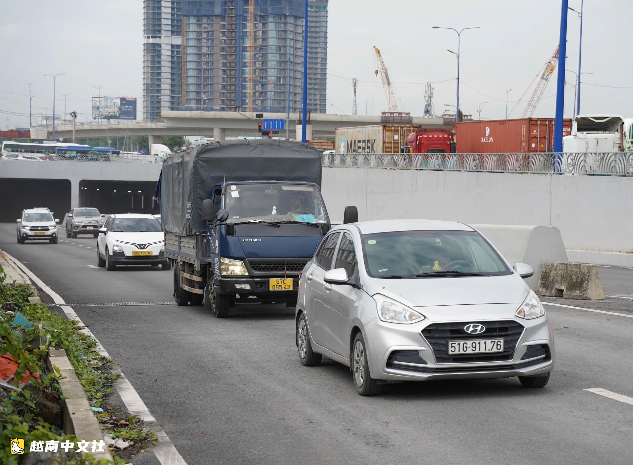 越南胡志明市安富交通樞紐地下通道積水已退,車輛開始通行