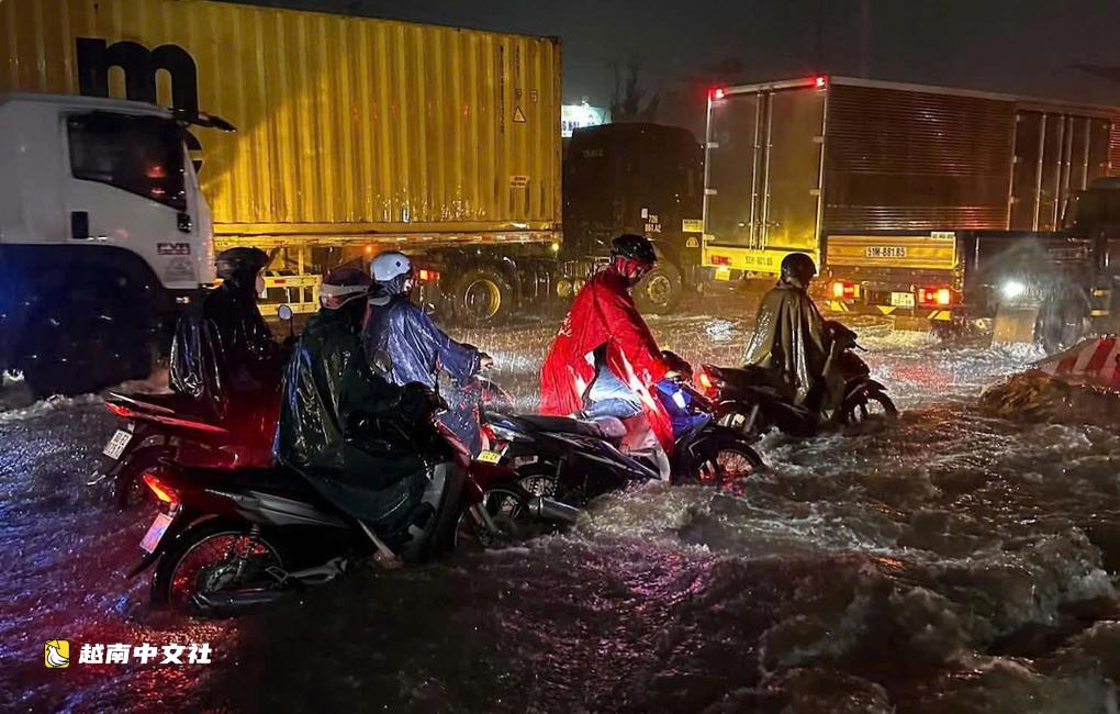 越南同奈省暴雨中兩人被水流衝入溪中