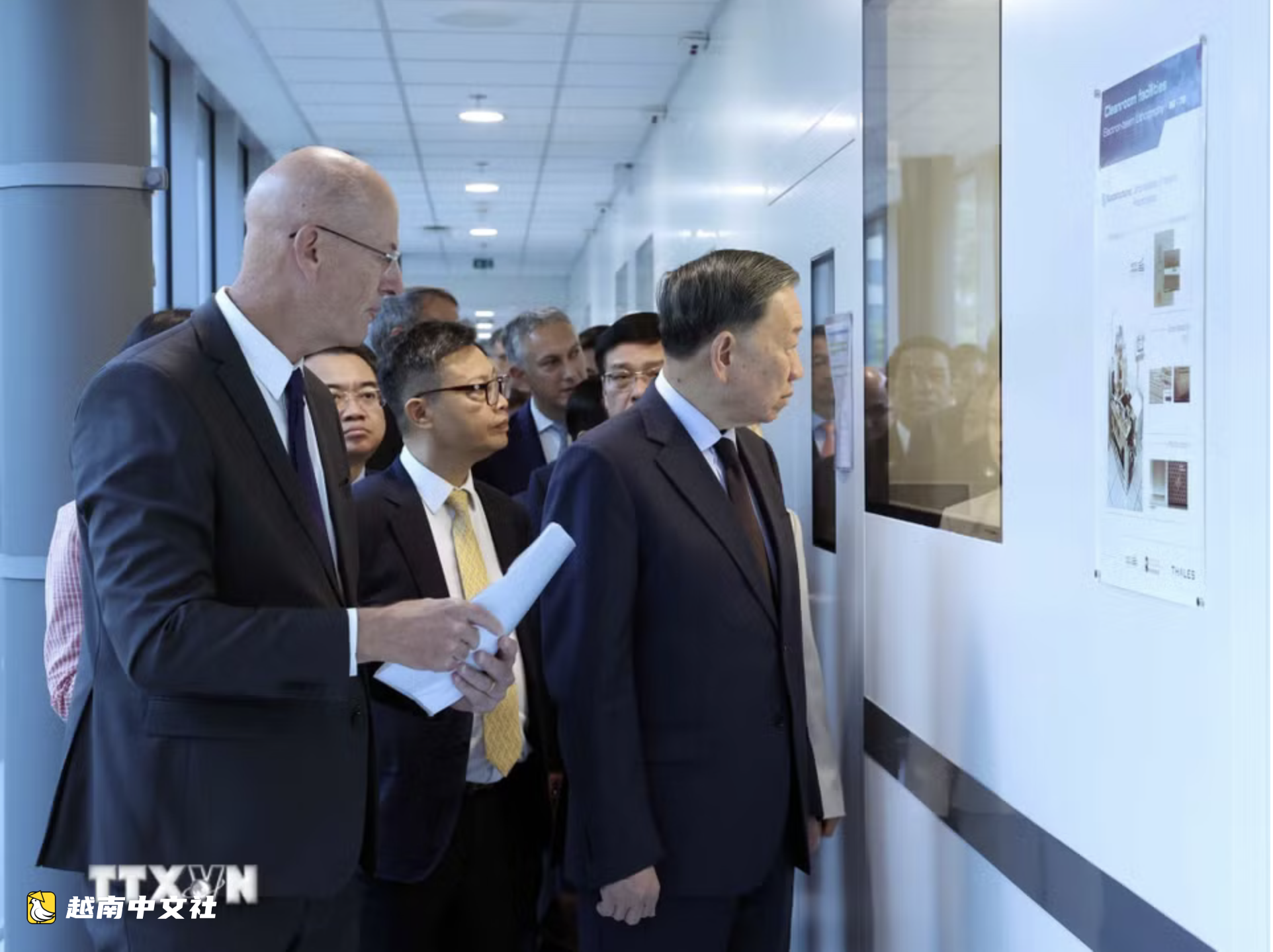 越南國家主席、越共中央總書記蘇林訪問法國核能與半導體研究機構