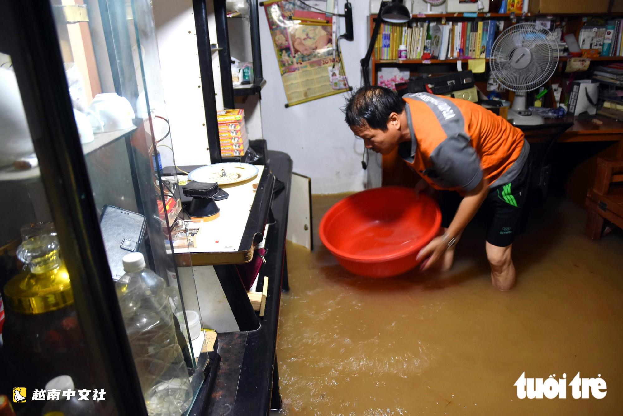 越南同奈省洪水再度上漲,居民棄家避難,鄰居開門相互接納