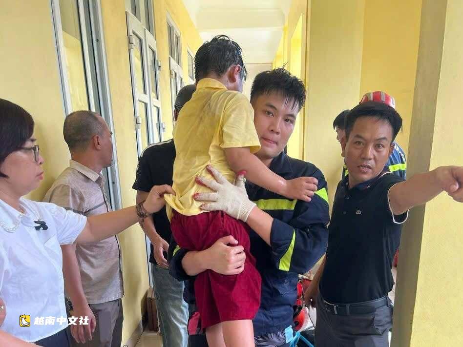 越南一名男學生被卡在學校牆縫中獲救