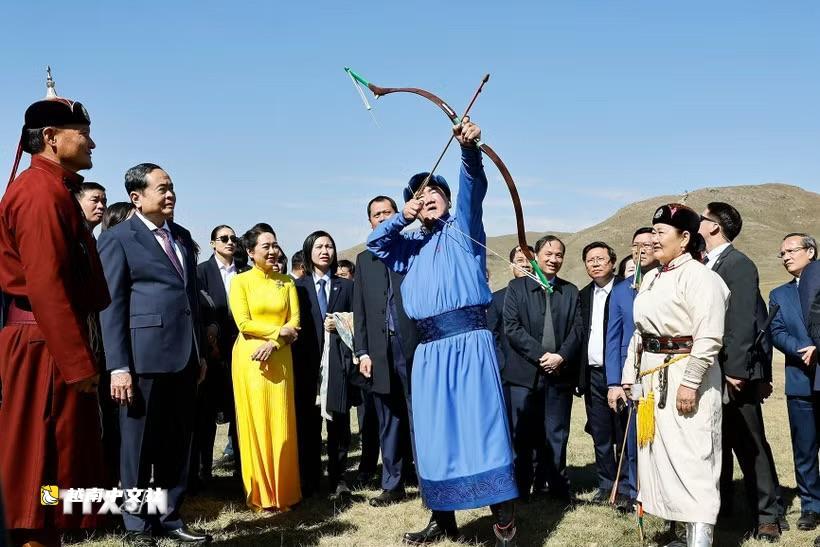 蒙古國國會主席向越南國會主席陳青敏贈送馬匹