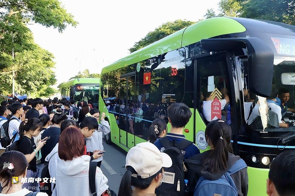 胡志明市公交車乘客爆滿