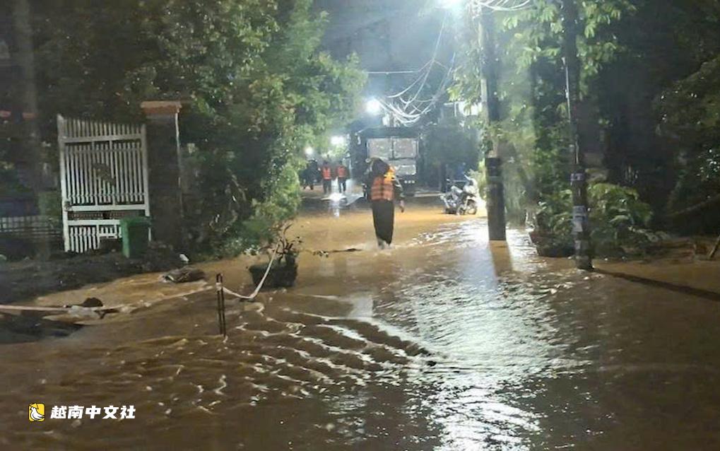 越南同奈省暴雨中兩人被水流衝入溪中
