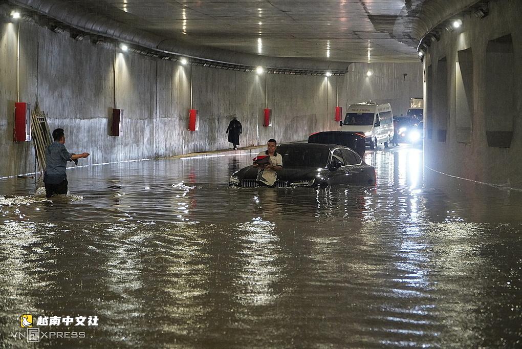 越南胡志明市安富隧道因“水泵超負荷”積水半米