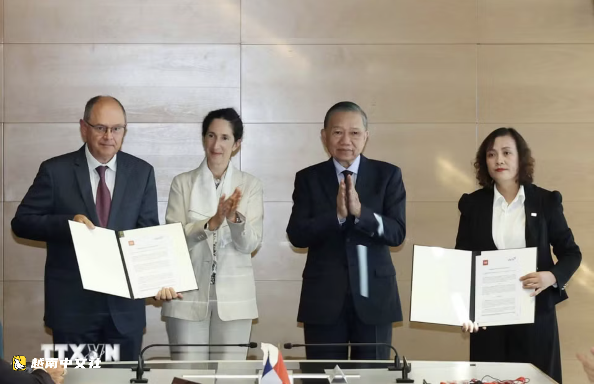 越南國家主席、越共中央總書記蘇林訪問法國核能與半導體研究機構