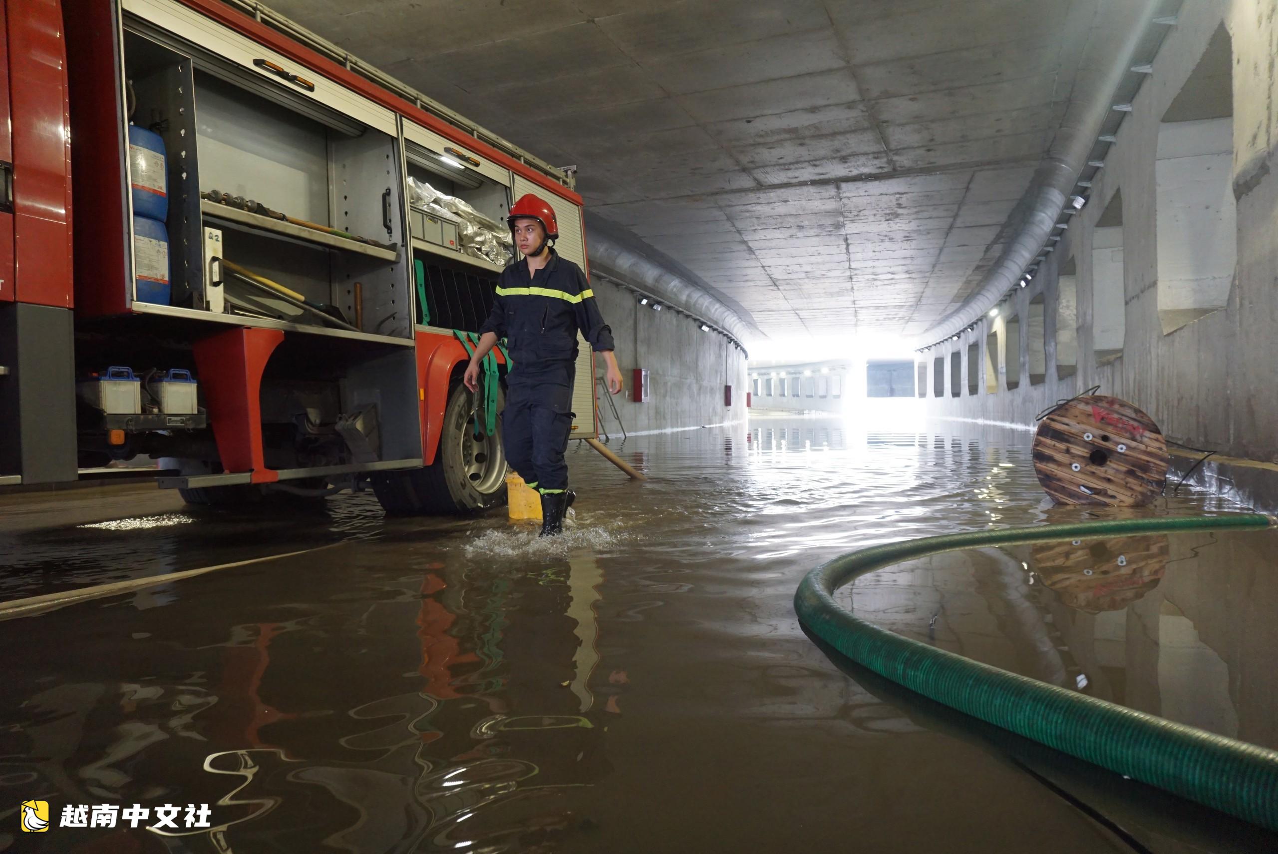 胡志明市安富立交隧道仍封閉以抽排積水