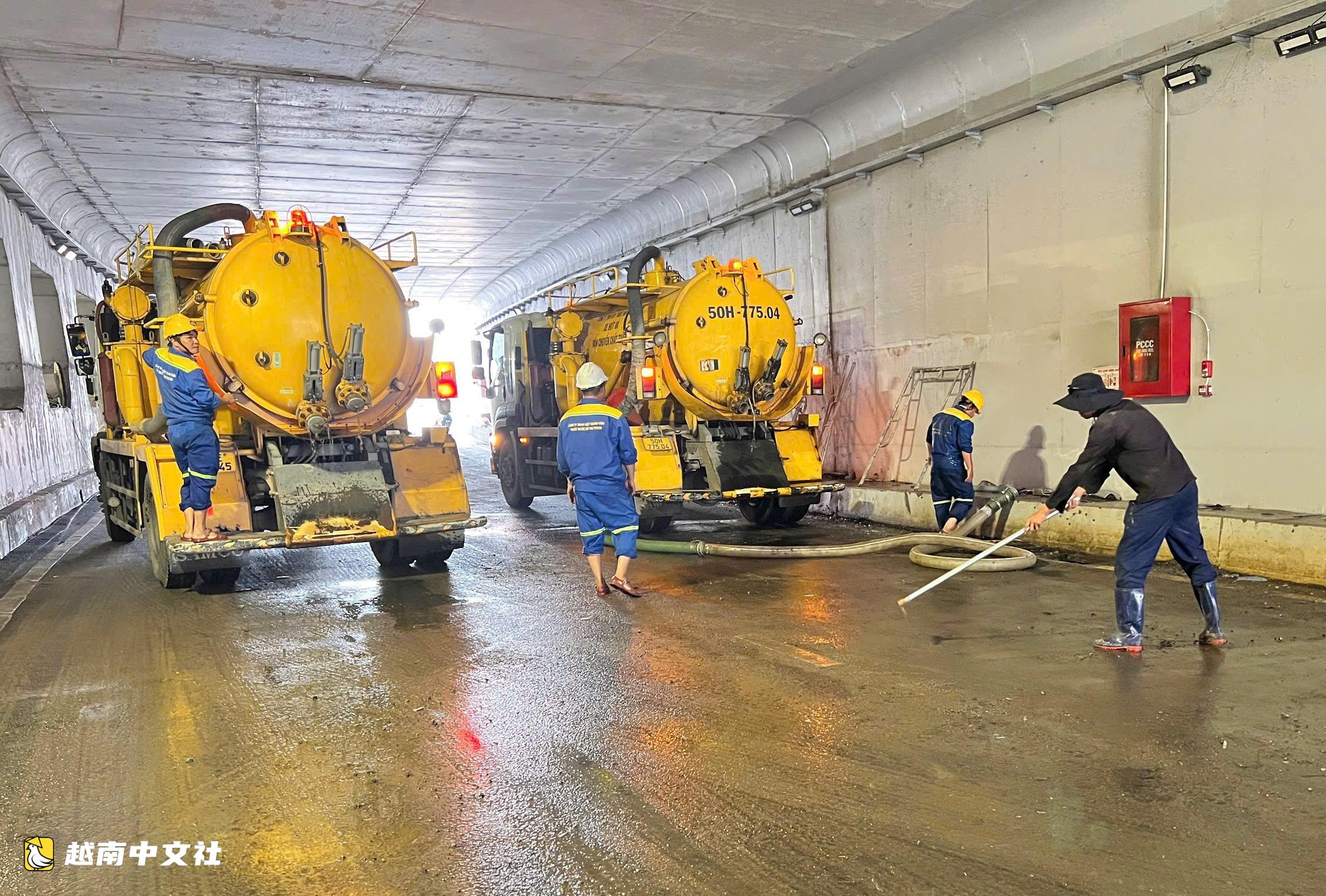 越南胡志明市安富交通樞紐地下通道積水已退,車輛開始通行