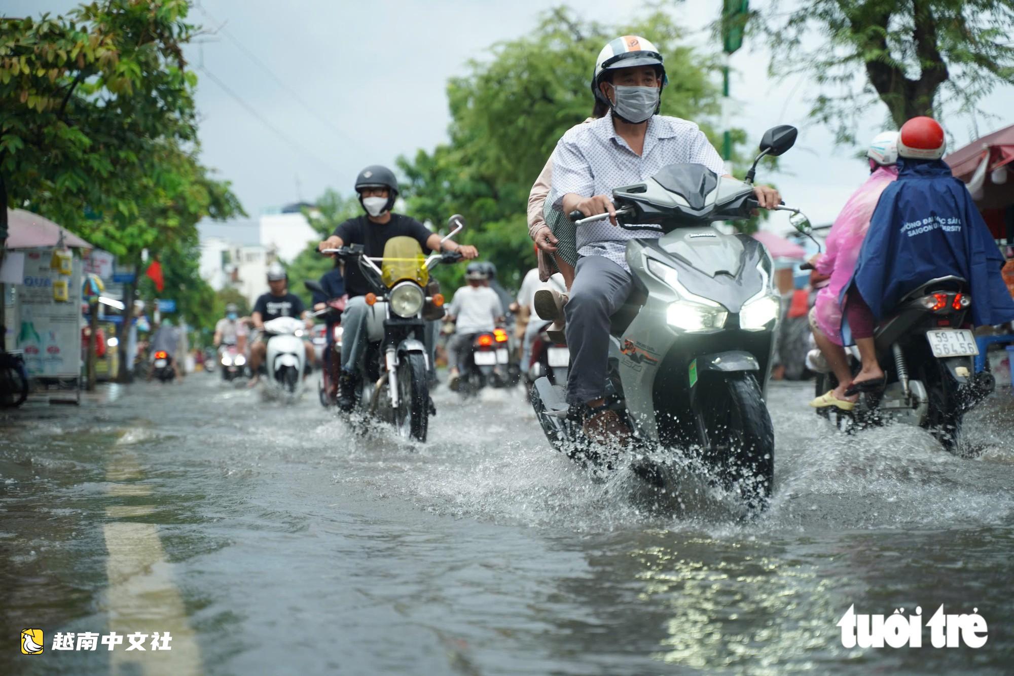 降雨不大但潮水高漲,越南胡志明市多條道路積水嚴重