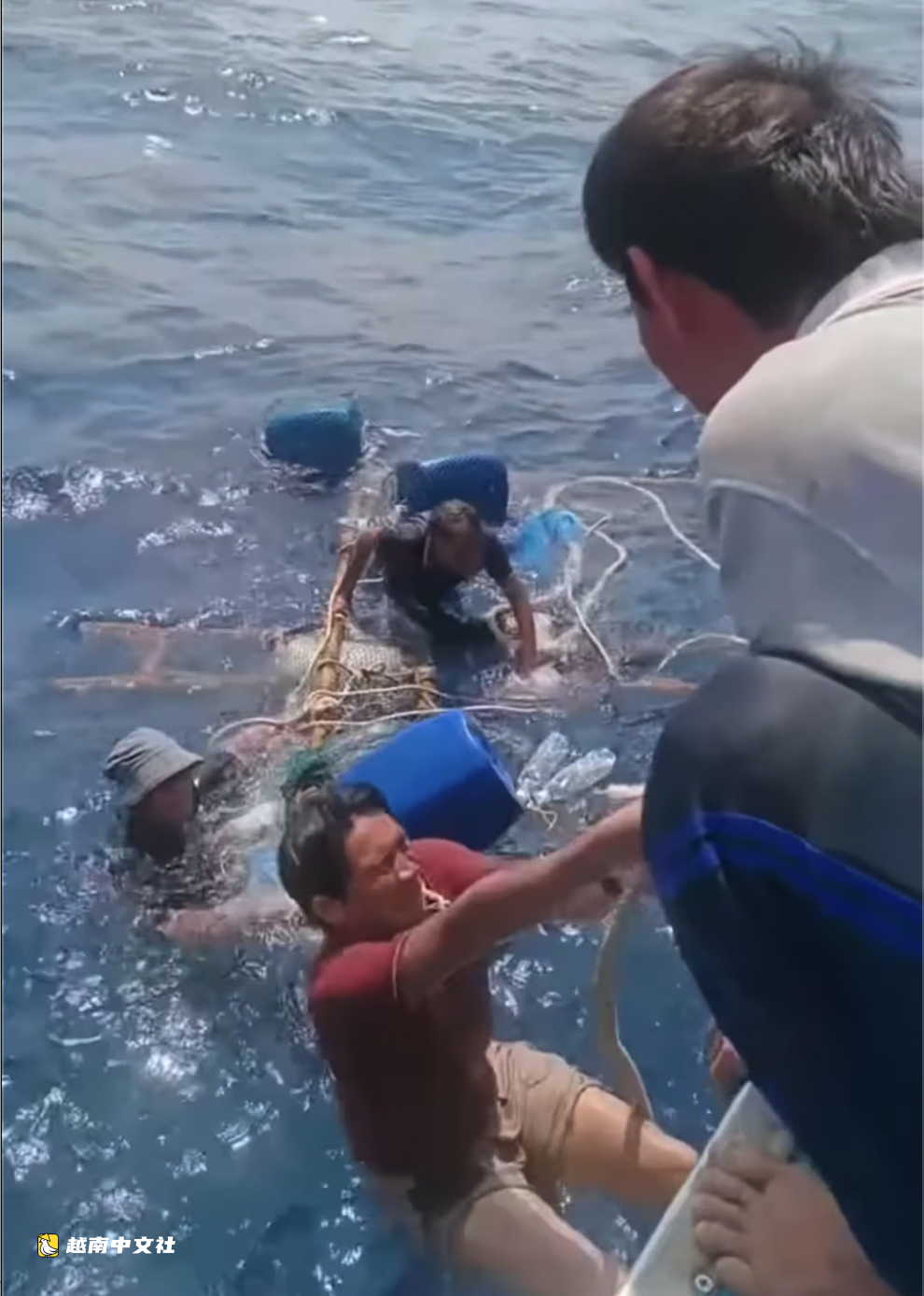 越南嘉萊漁船營救32名海上漂流的峴港漁民瞬間