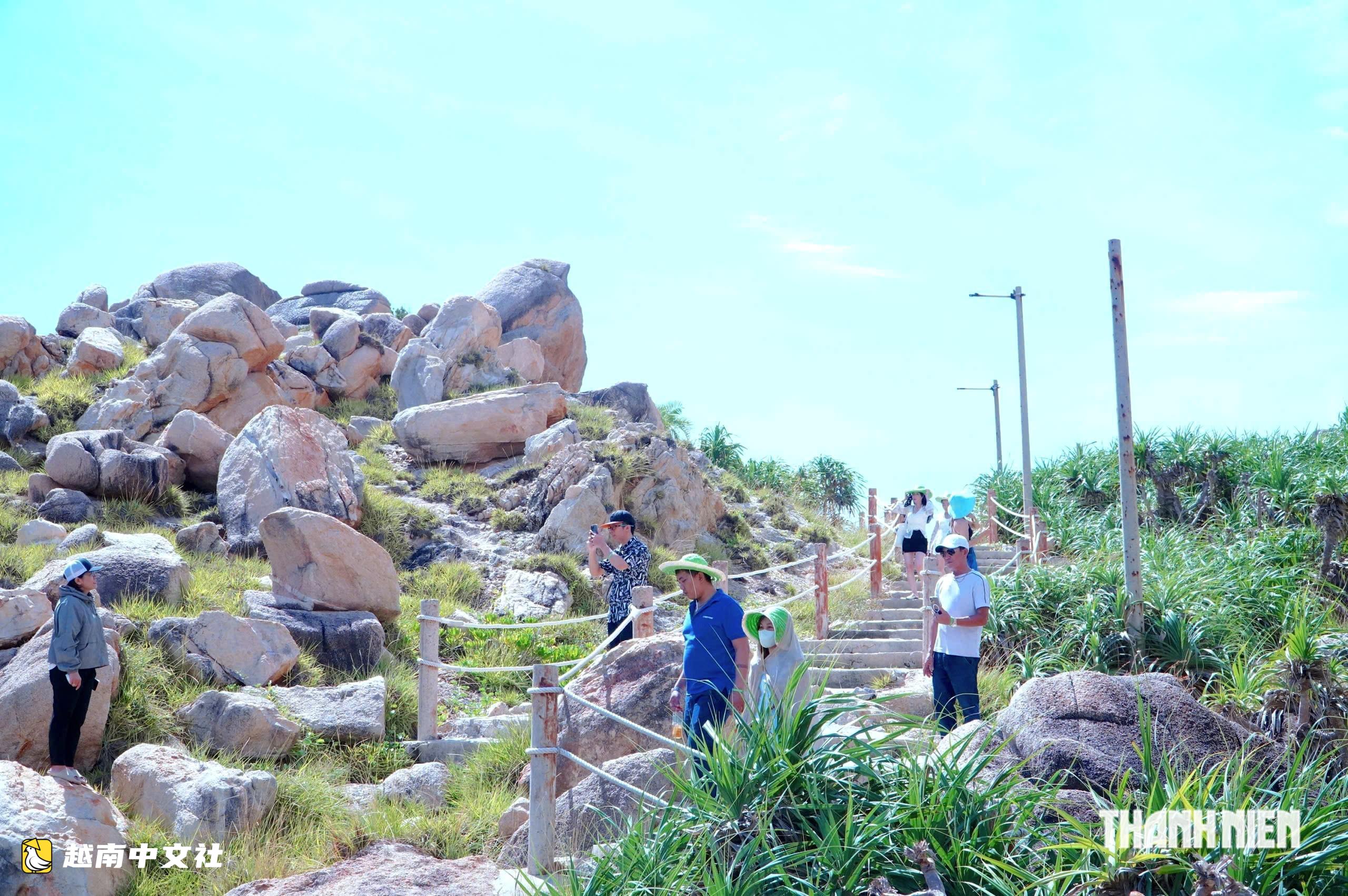 越南仁洲島海上的“石頭公園”令遊客著迷