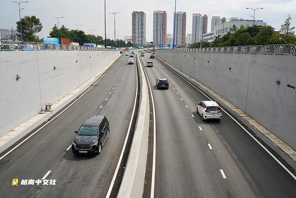 越南胡志明市安富隧道因積水關閉近一天後恢復通車