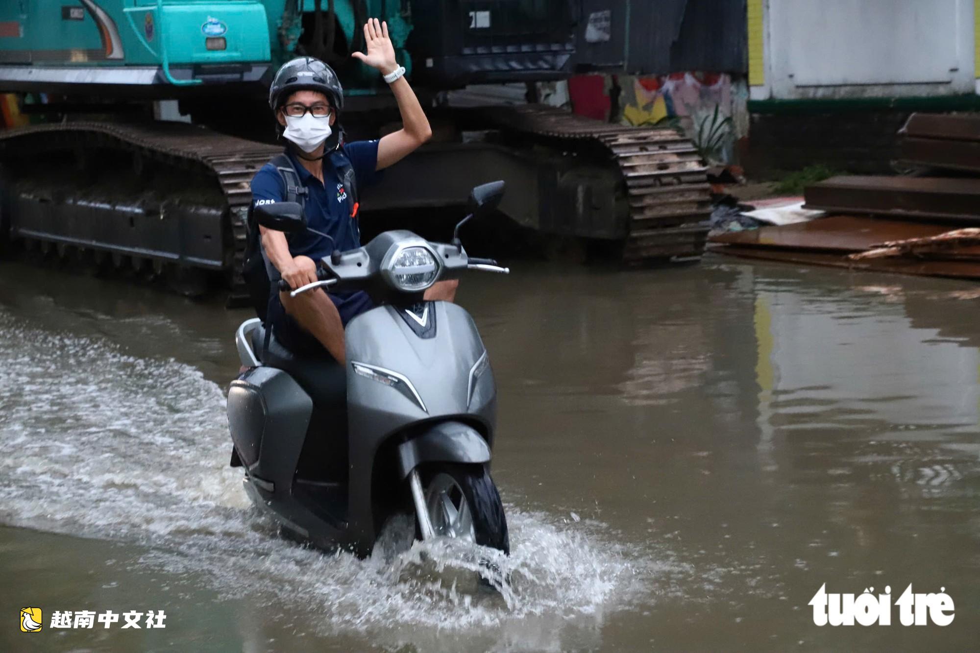 降雨不大但潮水高漲,越南胡志明市多條道路積水嚴重
