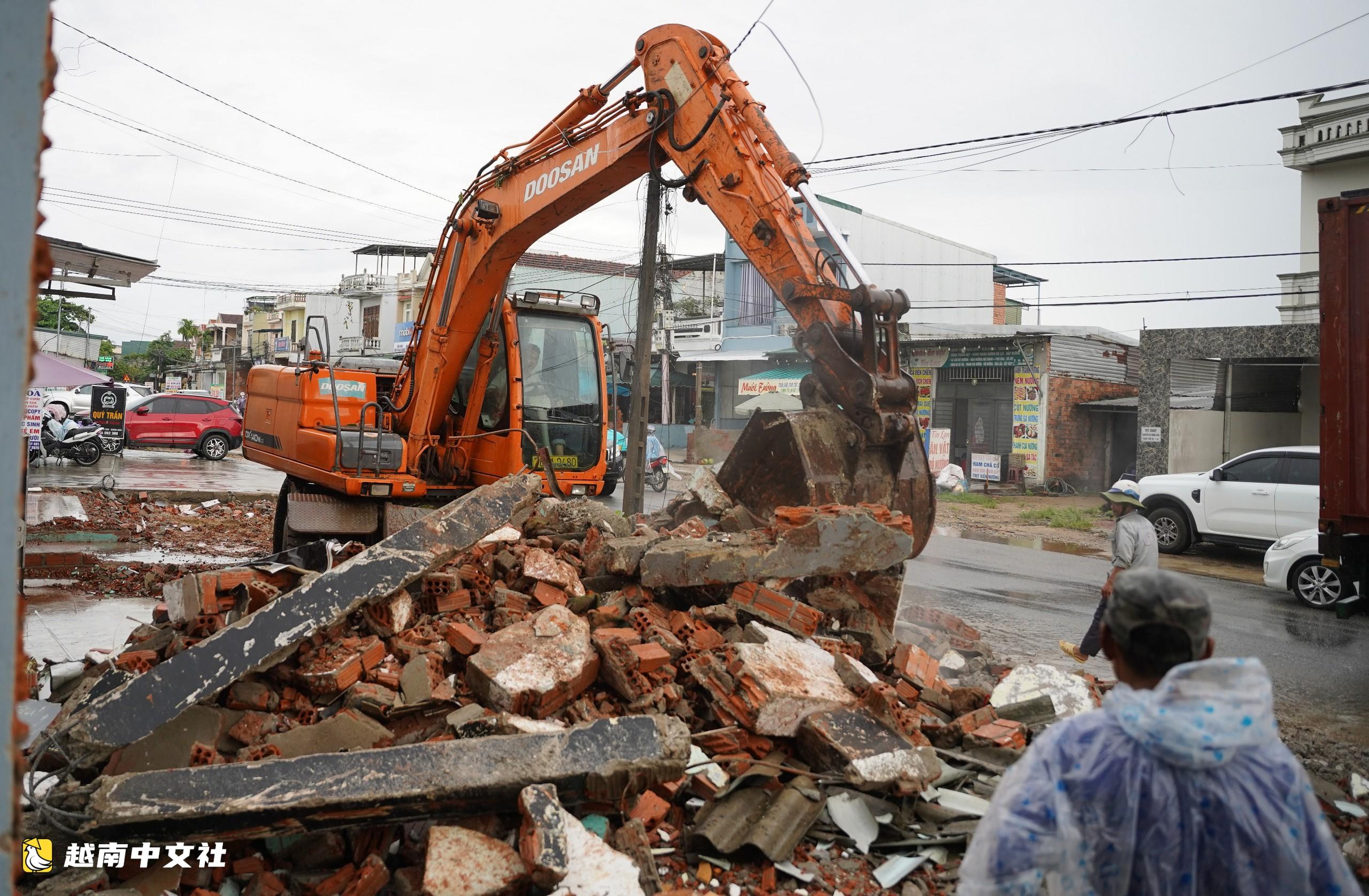 不顧風雨,越南決心完成24B國道施工場地清理