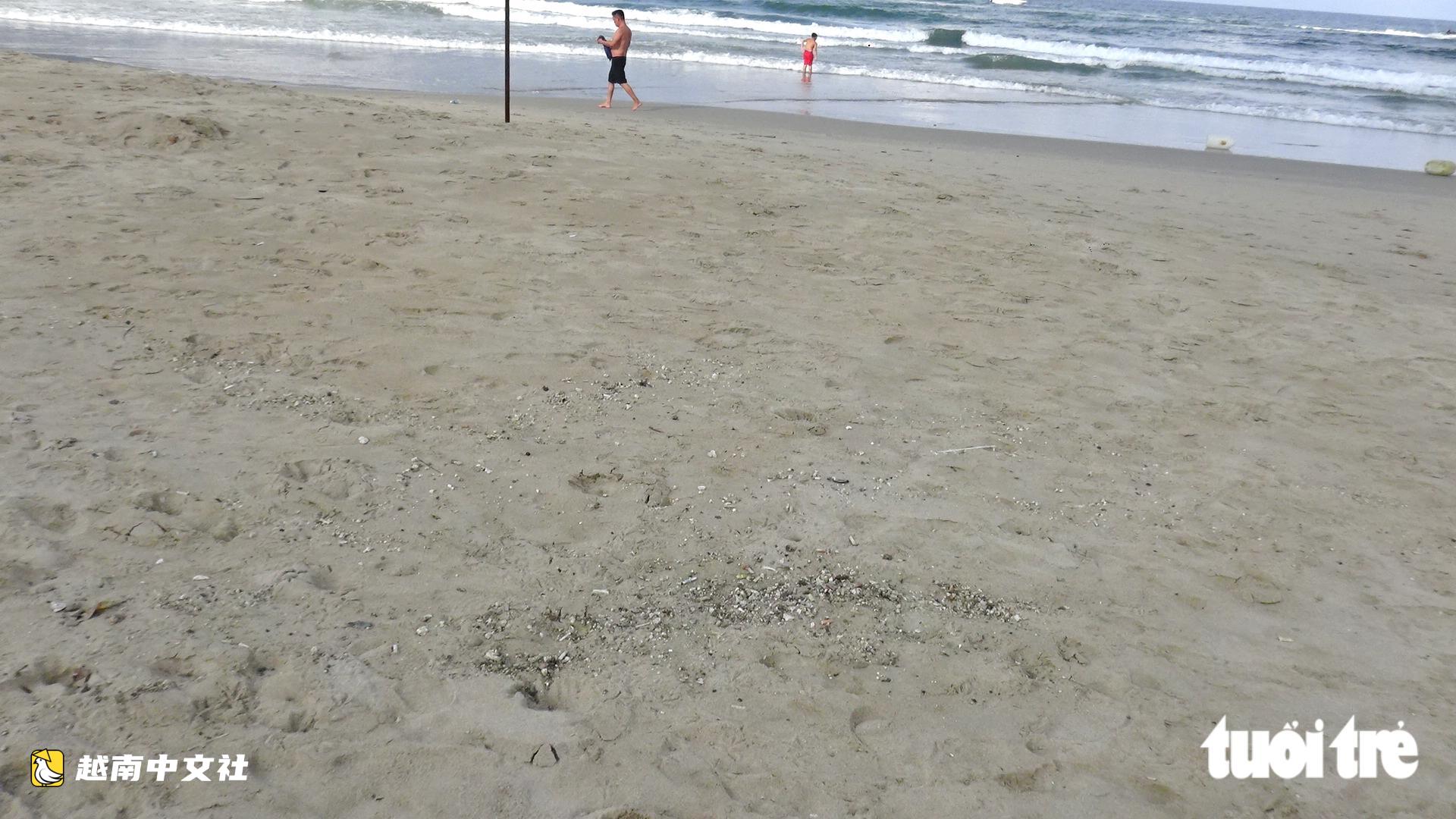 在越南峴港美麗的海灘上，本以為能呼吸海風，不料全是水煙和香菸味
