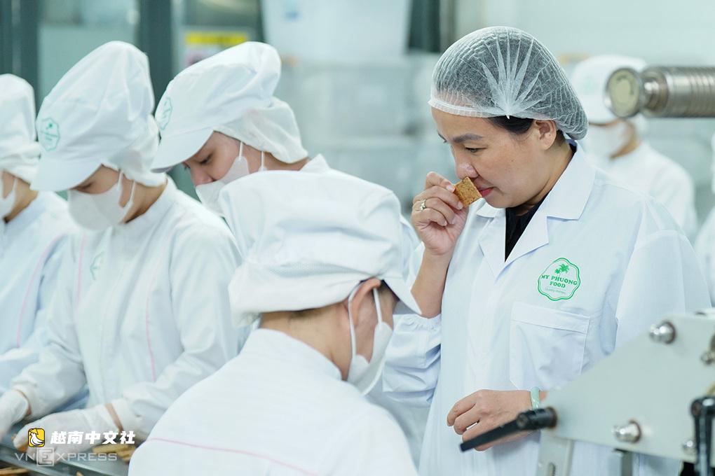 越南女講師離開大學講臺,把椰子餅賣到20個國家