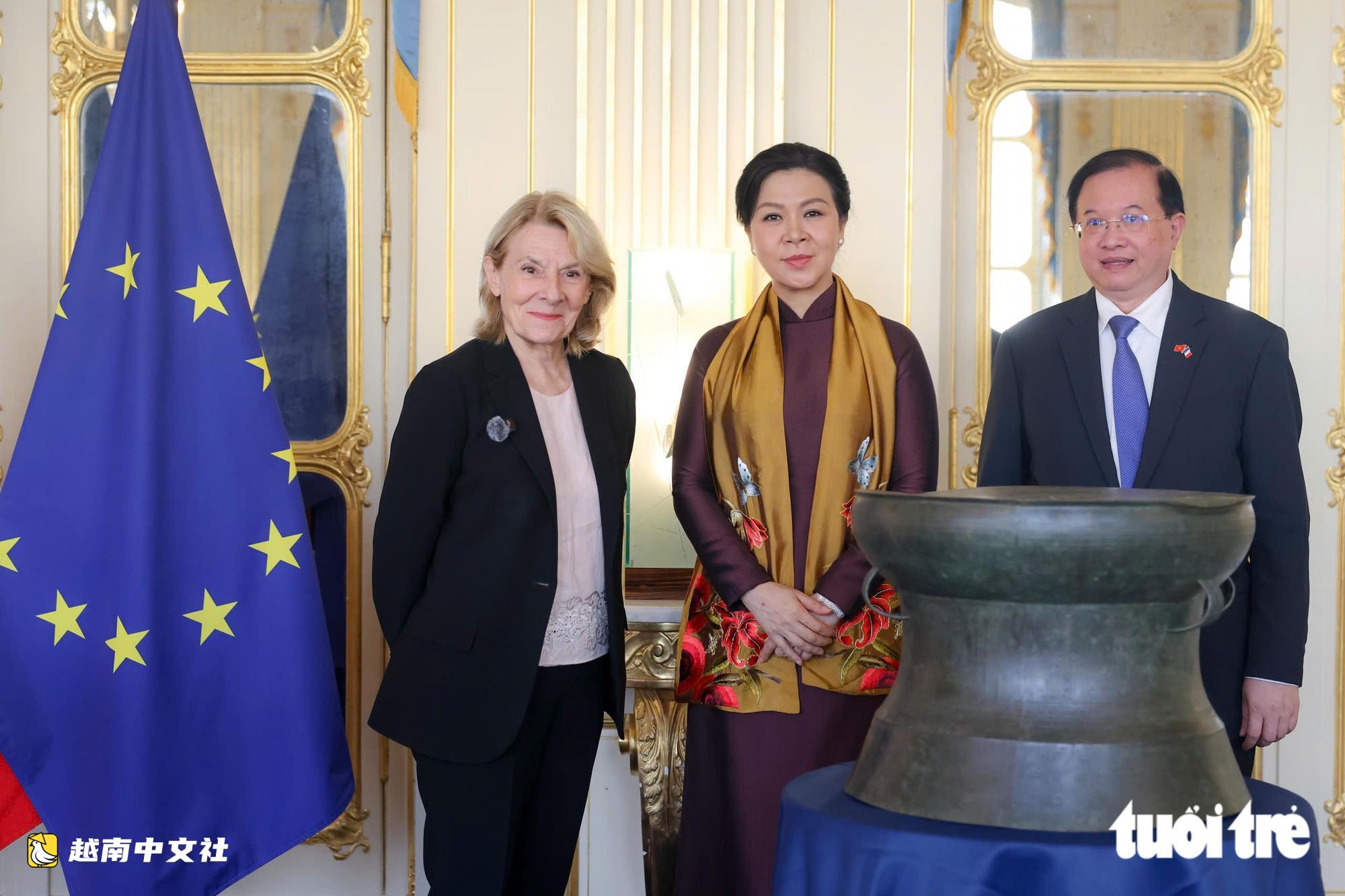 越共中央總書記、國家主席蘇林和夫人圓滿結束對法國的訪問