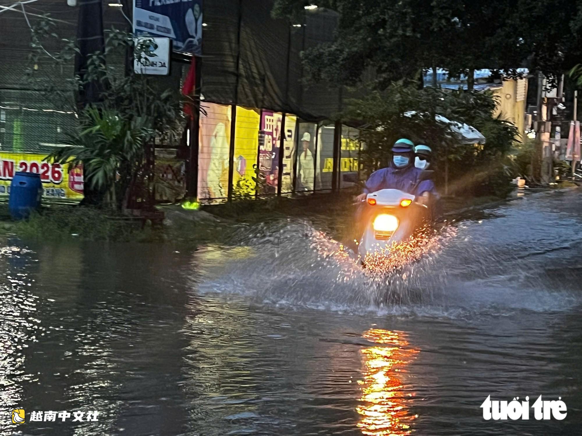 降雨不大但潮水高漲,越南胡志明市多條道路積水嚴重
