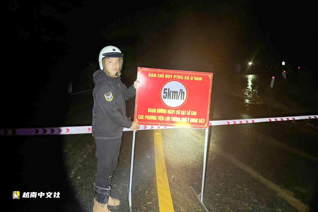 越南連接大叻的德蘭山口路段發生滑坡