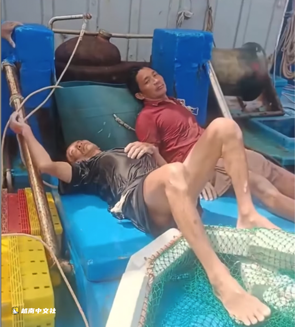 越南嘉萊漁船營救32名海上漂流的峴港漁民瞬間