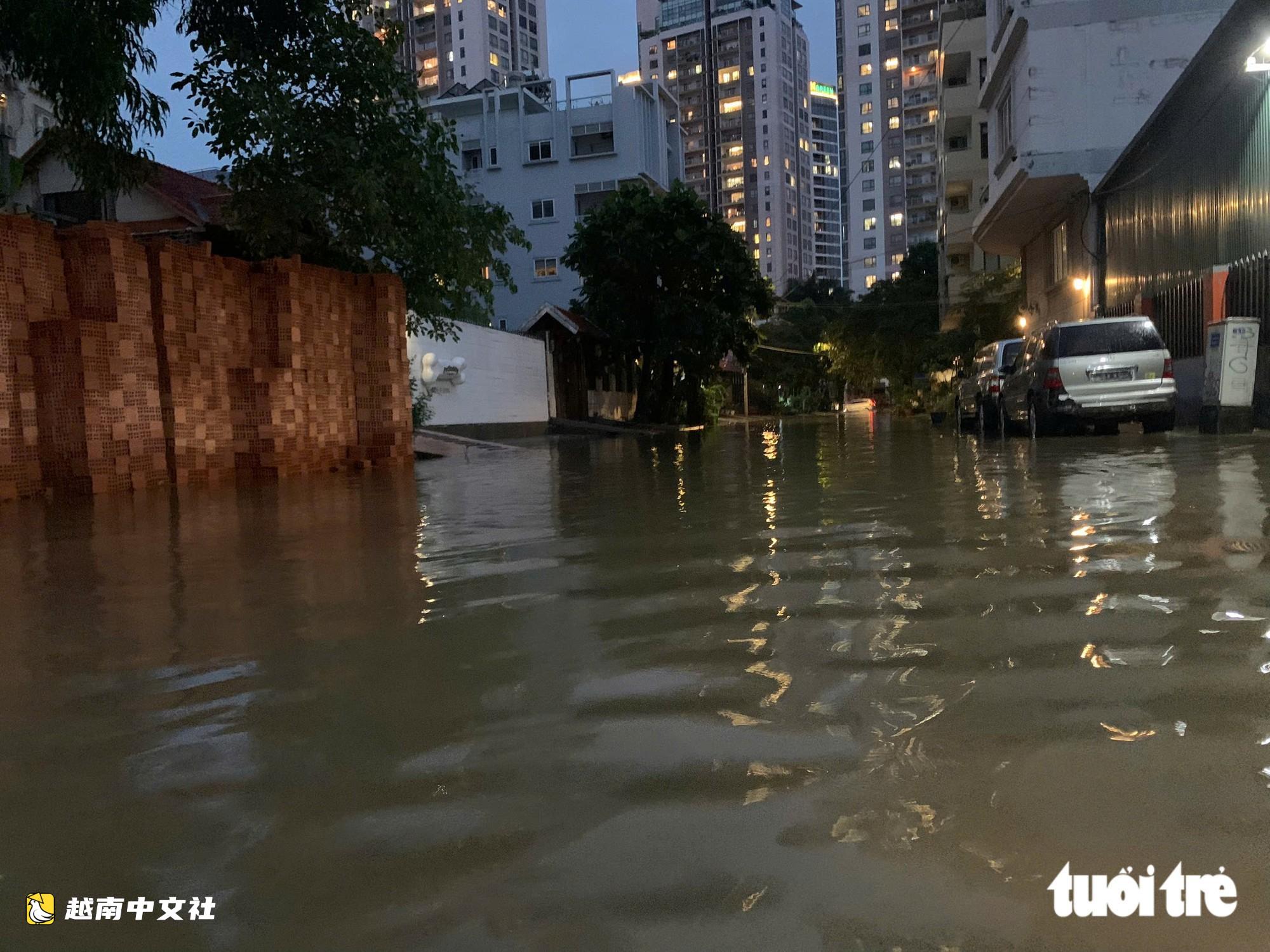 降雨不大但潮水高漲,越南胡志明市多條道路積水嚴重