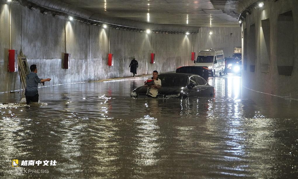 越南胡志明市安富隧道因積水關閉近一天後恢復通車