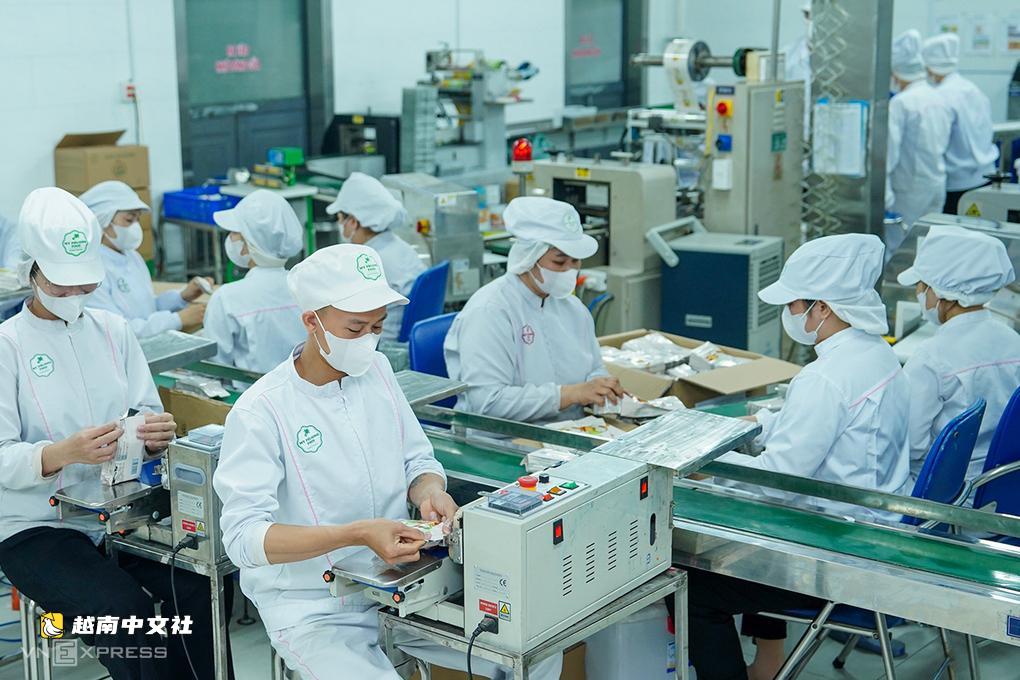 越南女講師離開大學講臺,把椰子餅賣到20個國家