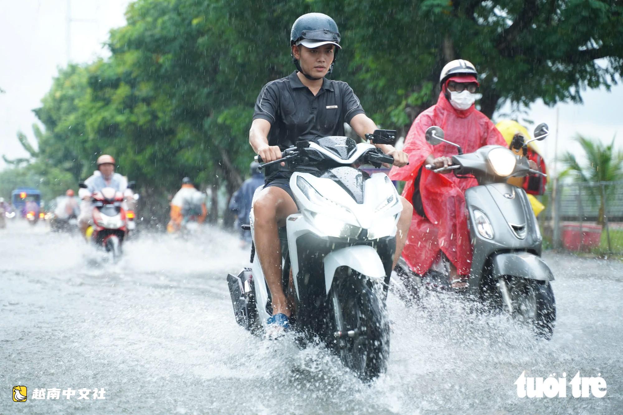 降雨不大但潮水高漲,越南胡志明市多條道路積水嚴重