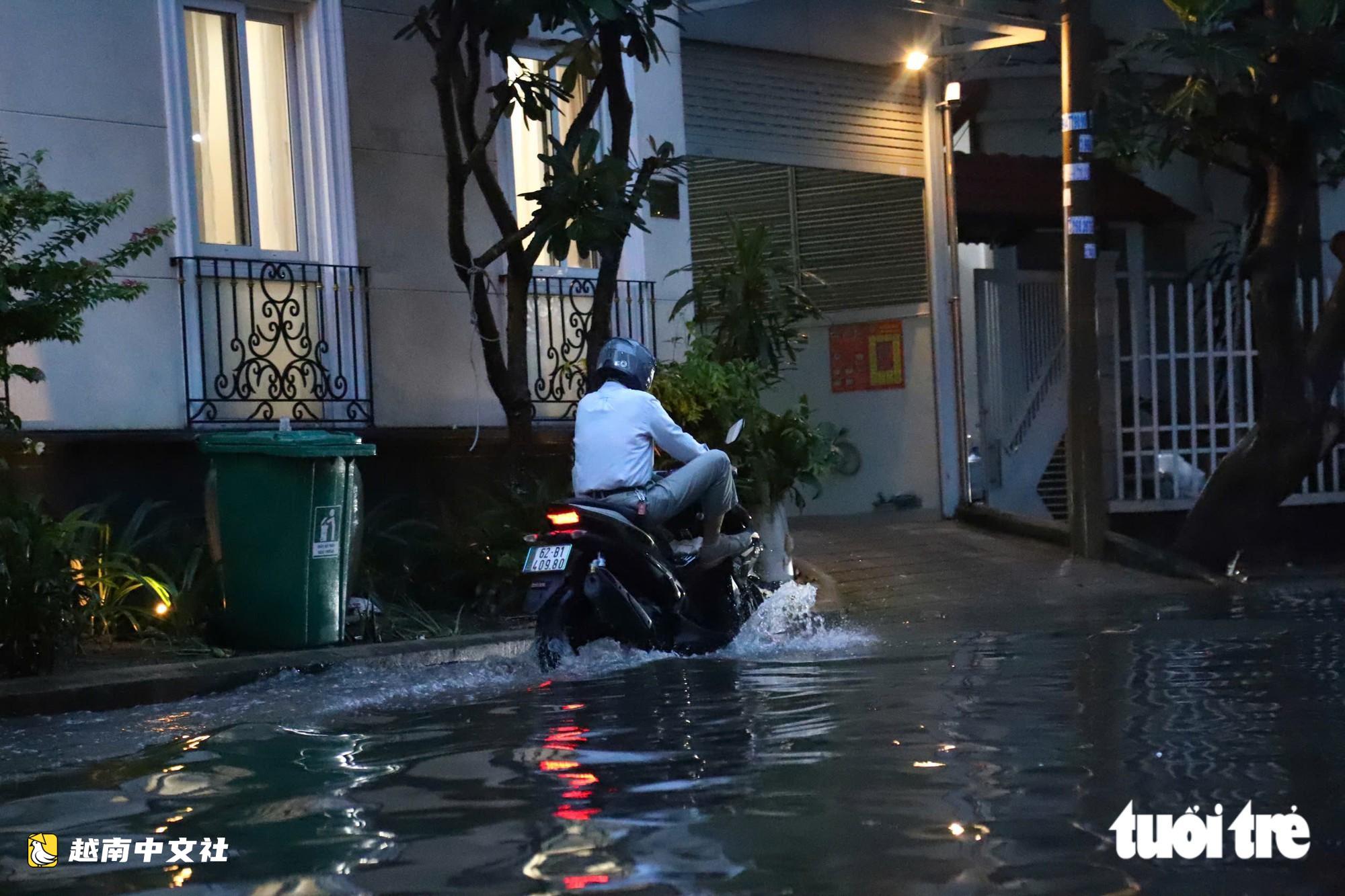 降雨不大但潮水高漲,越南胡志明市多條道路積水嚴重
