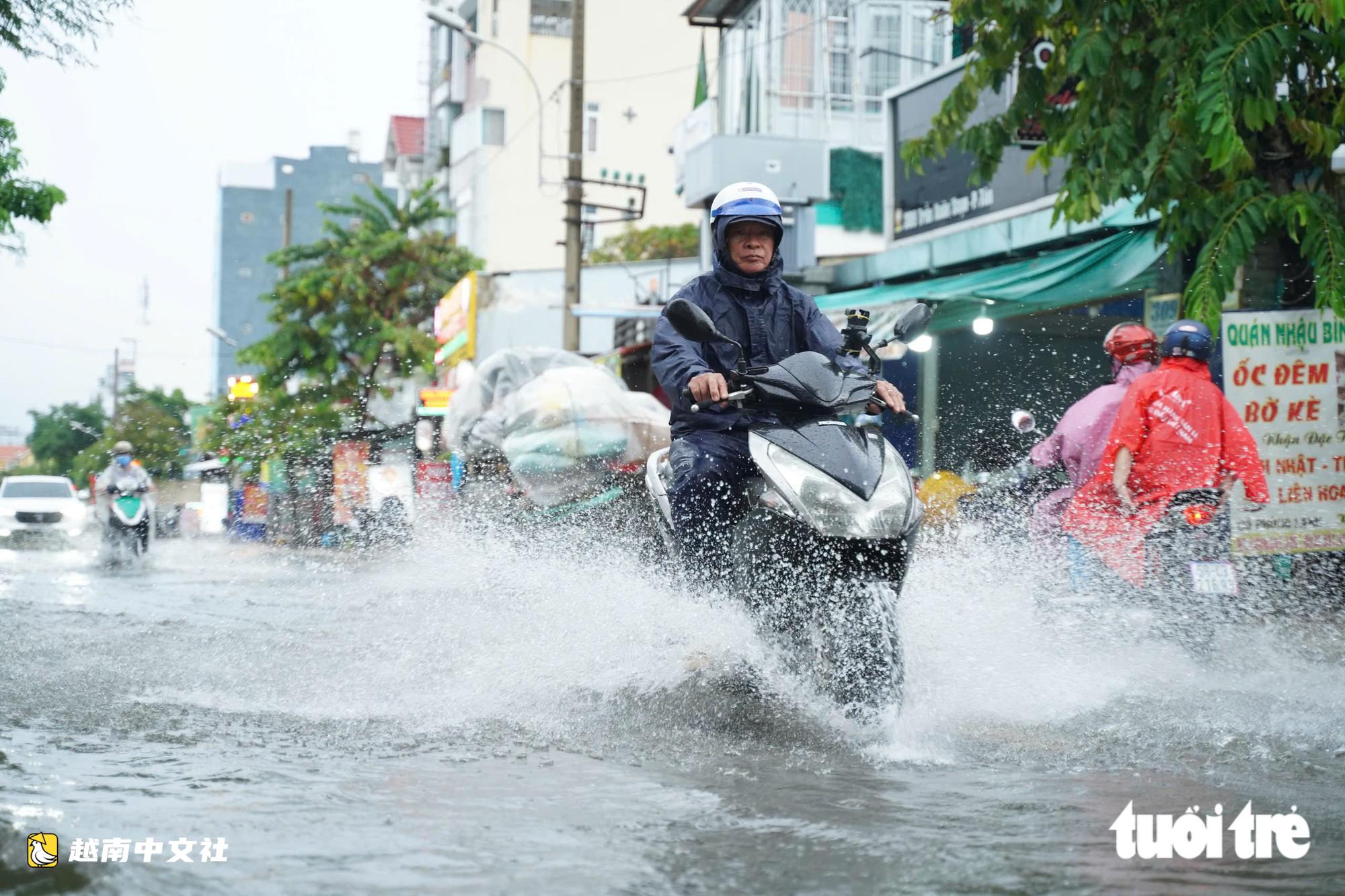 降雨不大但潮水高漲,越南胡志明市多條道路積水嚴重