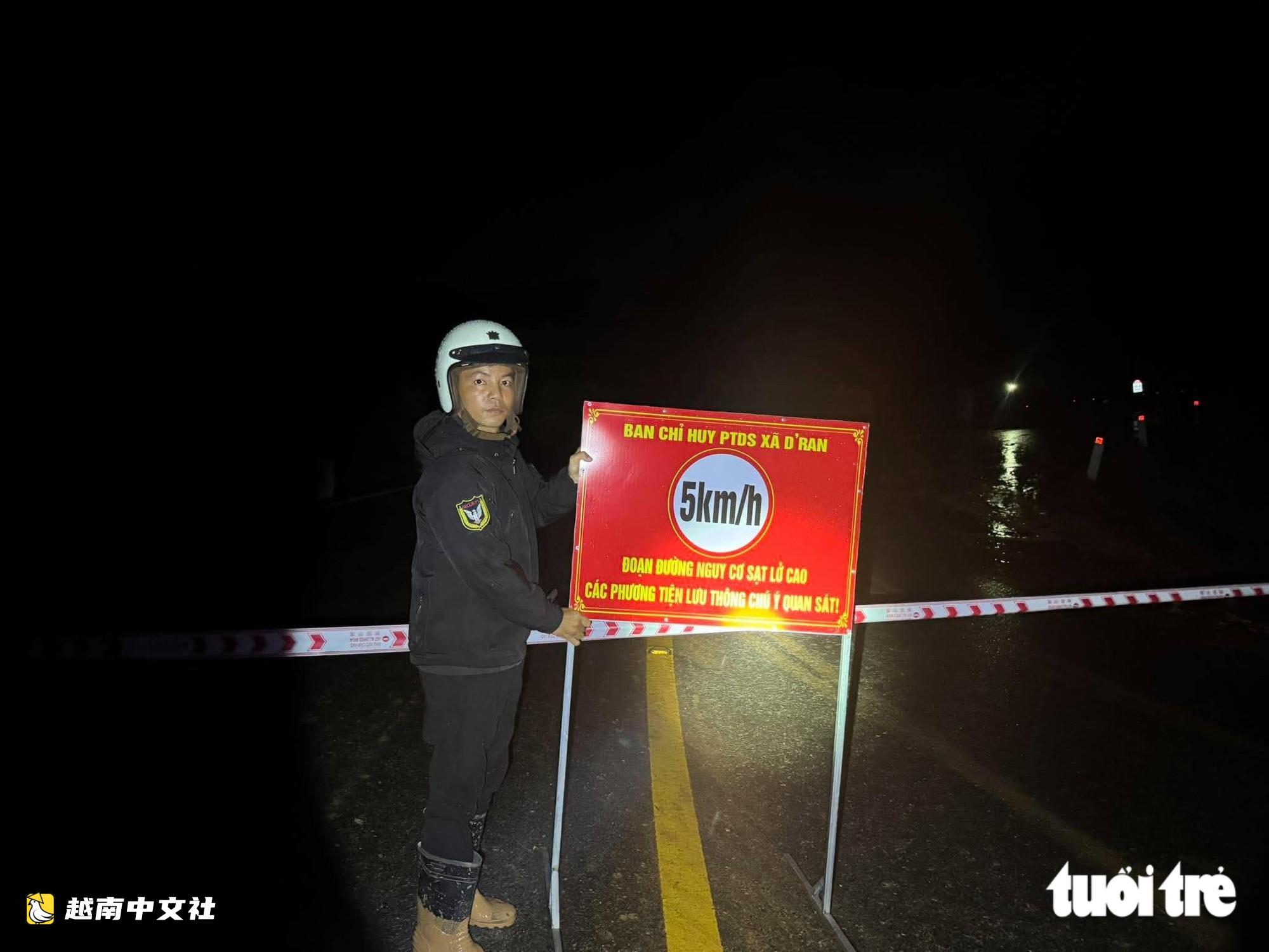 越南大叻—潘朗的D'Ran山口夜間再次滑坡,汽車須繞行