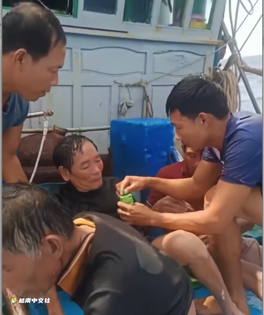 越南嘉萊漁船營救32名海上漂流的峴港漁民瞬間