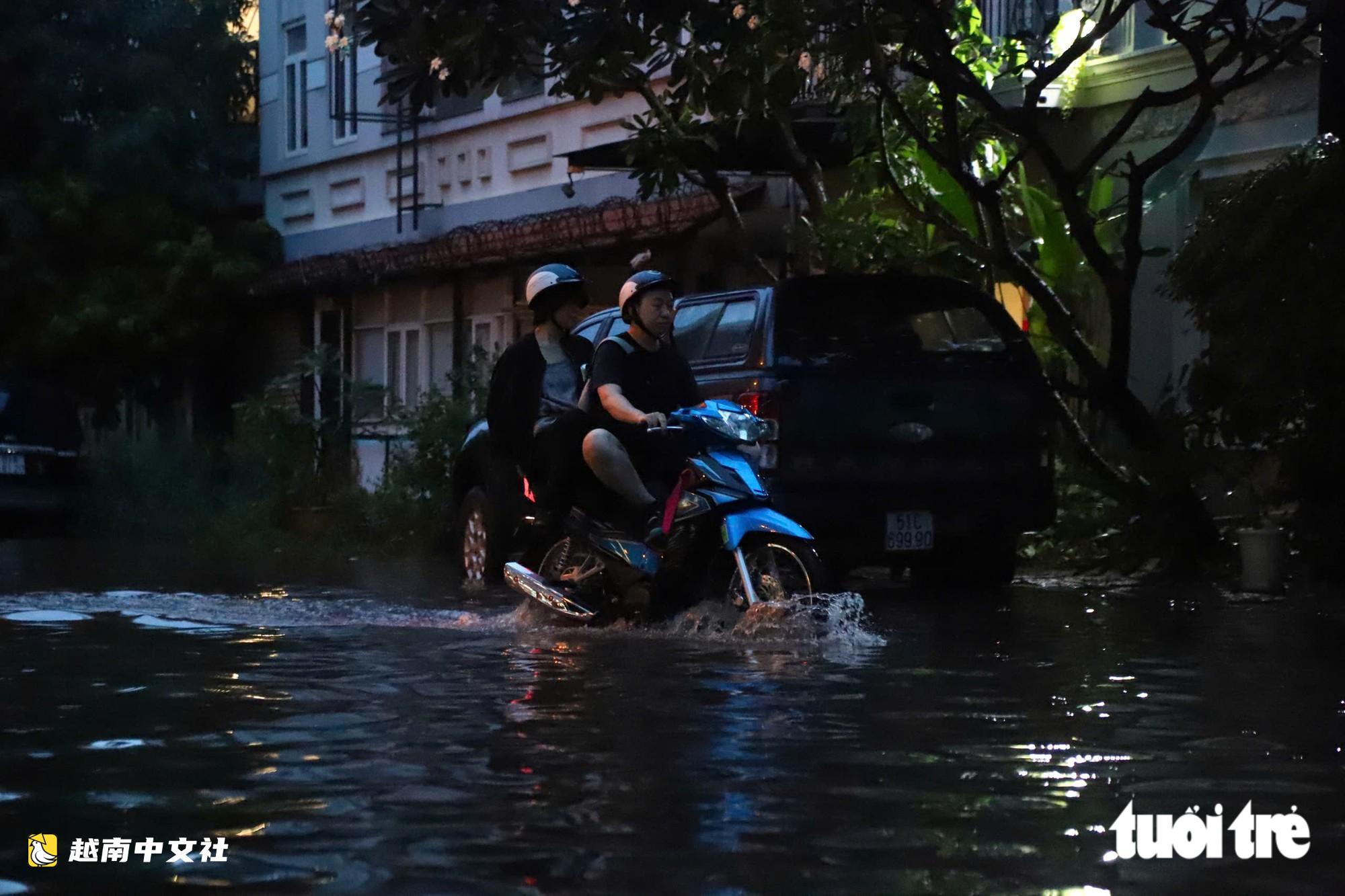 降雨不大但潮水高漲,越南胡志明市多條道路積水嚴重