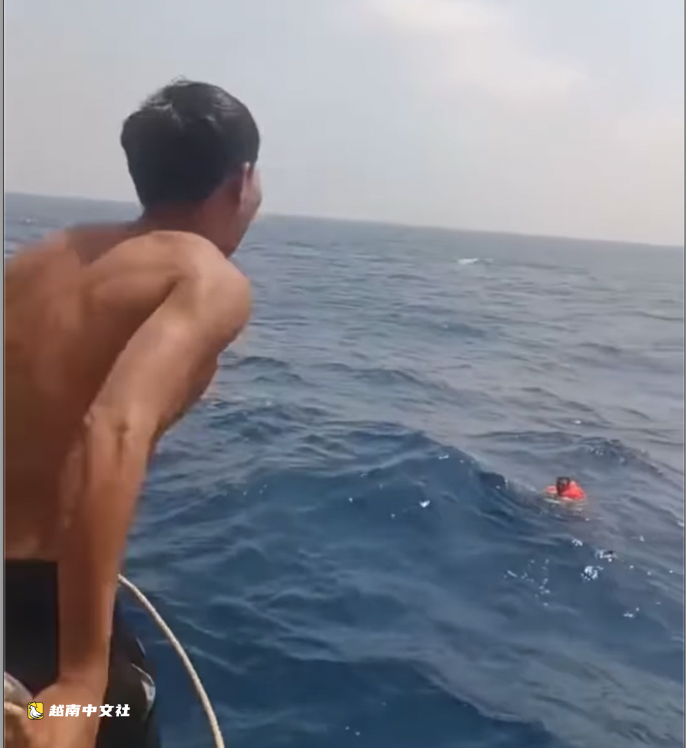 越南嘉萊漁船營救32名海上漂流的峴港漁民瞬間