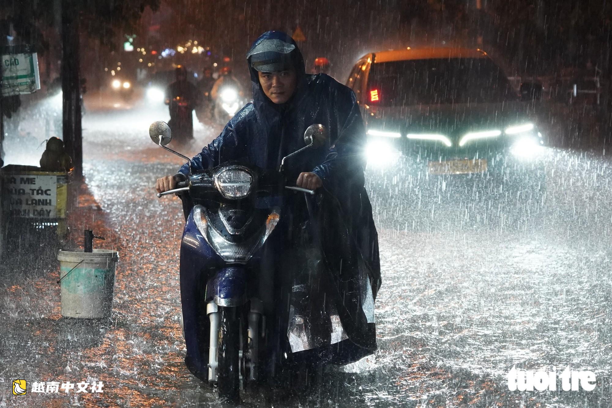 越南暴雨疊加漲潮,胡志明市部分地區民眾回家路艱難