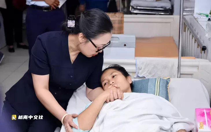 越南《青年報》讀者:不得不截肢的幼兒園女教師需要長期陪伴
