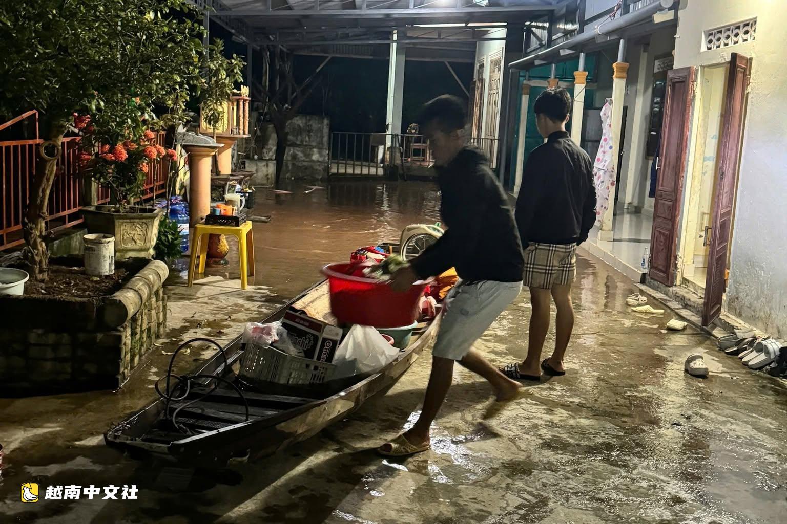 越南廣治省暴雨夜間暴漲,邊境鄉緊急疏散數百戶居民