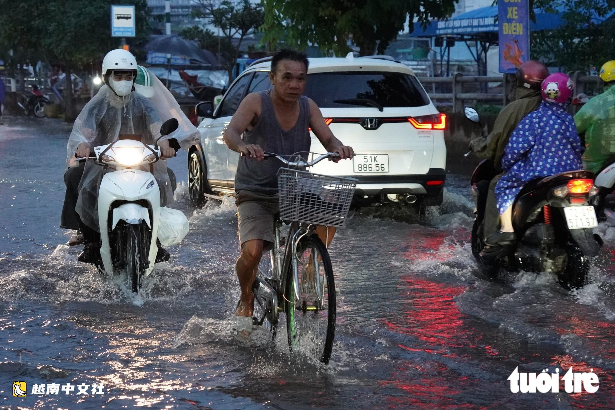 越南暴雨疊加漲潮,胡志明市部分地區民眾回家路艱難