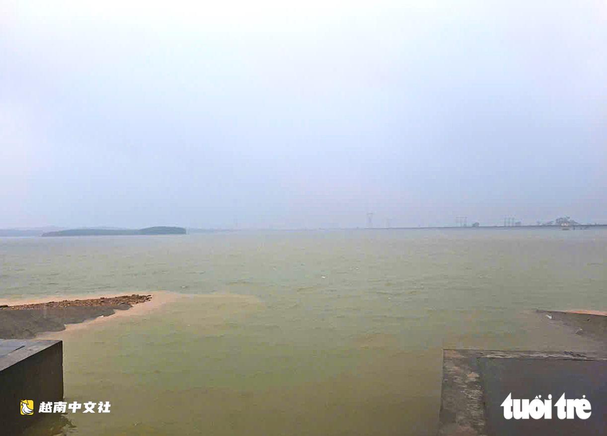 越南河靜省各水庫開閘洩洪應對暴雨洪水