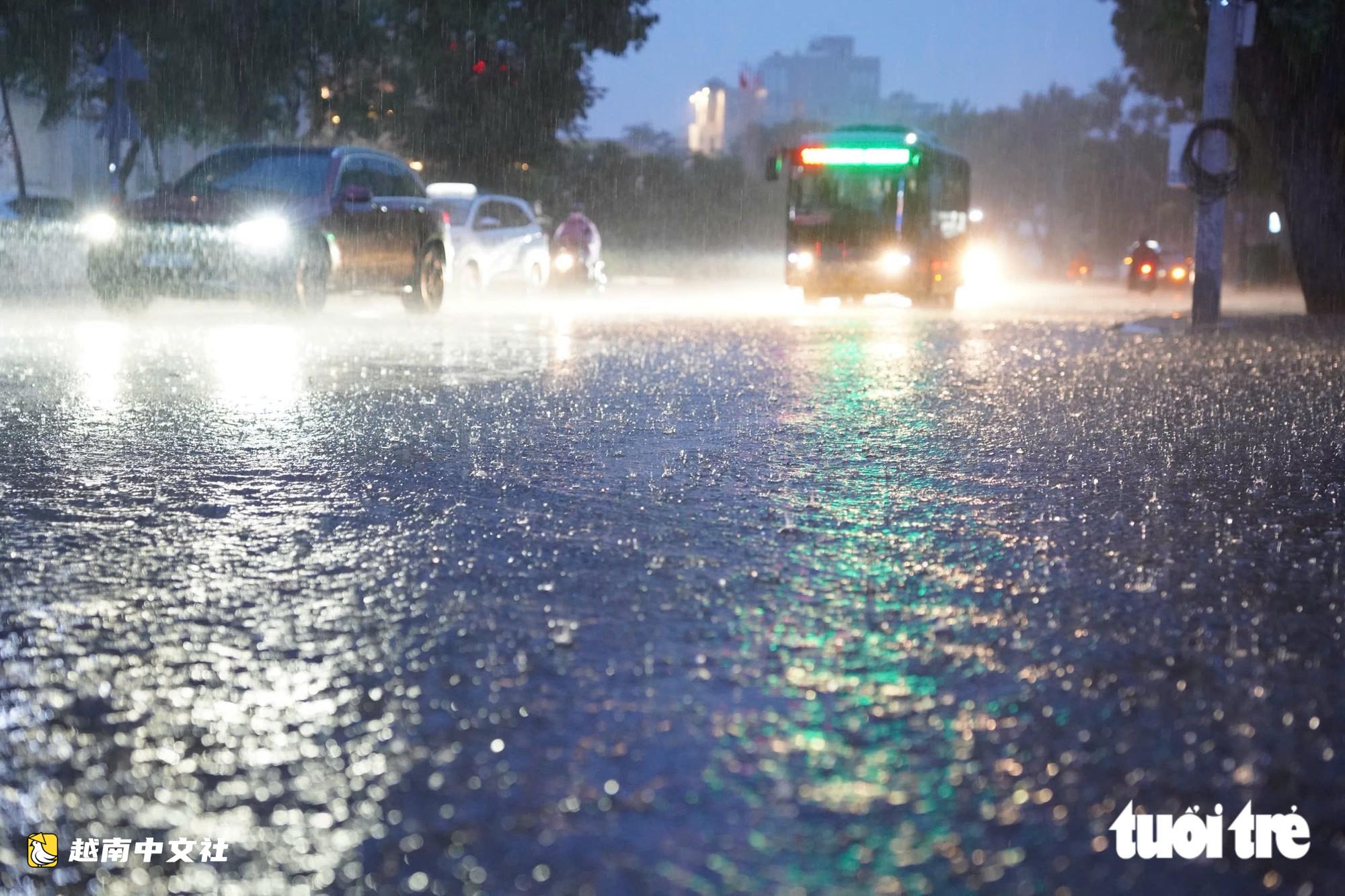 越南暴雨疊加漲潮,胡志明市部分地區民眾回家路艱難