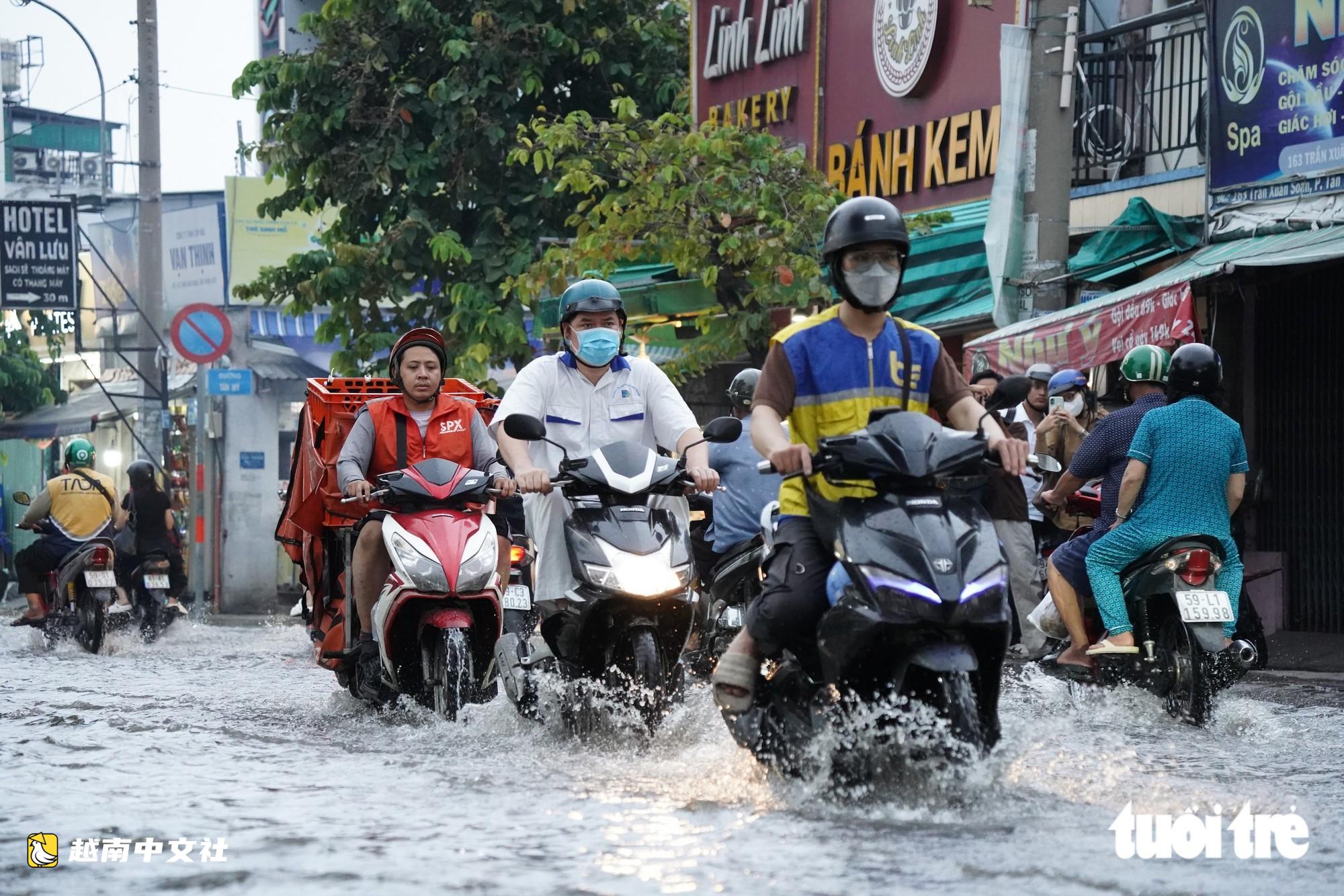 越南暴雨疊加漲潮,胡志明市部分地區民眾回家路艱難