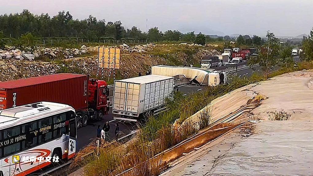 越南永好-潘切高速公路卡車側翻堵塞,擁堵綿延